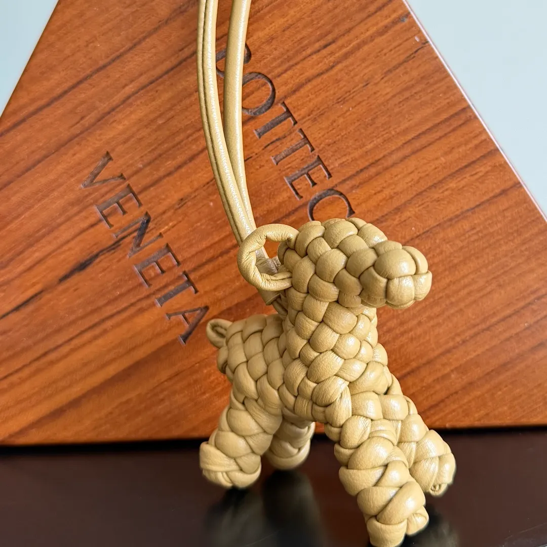 Batch 540 BOTTEGA VENETA2025 new puppy-shaped pendant braided puppy is now online😎The leather braided puppy-shaped pendant can be hung on any handbag, and it is as cute, delicate and colorful as it matches with a bag. Cute and cute, it will touch your heart at any time. It can be hung on bags or keychains. Who can resist such a cute puppy? Style number: 807068